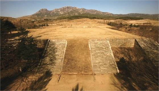 고려 궁궐터인 개성 만월대. 2007~2018년까지 남북이 공동으로 발굴조사를 진행했다. [사진 국가유산청, 연합뉴스]