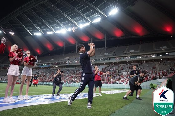 FC서울이 루카스 실바의 결승골에 힘입어 제주 유나이티드를 1-0으로 꺾고 리그 4연승 행진을 이어갔다. 경기 종료 직후 서포터스 앞에서 세리머니하는 김기동 감독. 사진 프로축구연맹