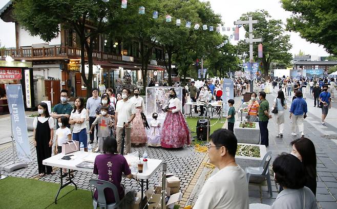 Visitors enjoy various cultural programs at Taejoro-gil in Jeonju Hanok Village in Jeonsu, North Jeolla Province. (Jeonju City)