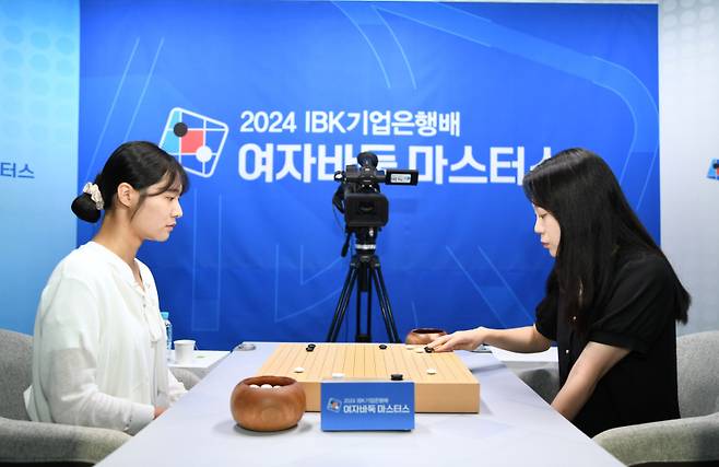 김채영 8단(오른쪽)이 오유진 9단을 상대로 ‘천적’의 면모를 유감 없이 발휘했다. 한국기원