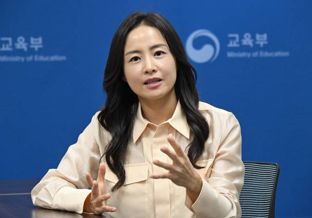 ‘스타 강사’ 출신 김효은 부총리 겸 교육부 장관 정책보좌관이 지난 13일 부총리 집무실이 있는 서울 영등포구 한국교육시설안전원에서 국민일보와 인터뷰하고 있다. 김 보좌관은 EBS에서 ‘레이나쌤’으로 알려진 인물이다. 그는 내년 3월 도입되는 인공지능(AI) 영어 교과서가 영어 공교육을 바꿀 마중물이 될 것이라고 강조했다. 이병주 기자