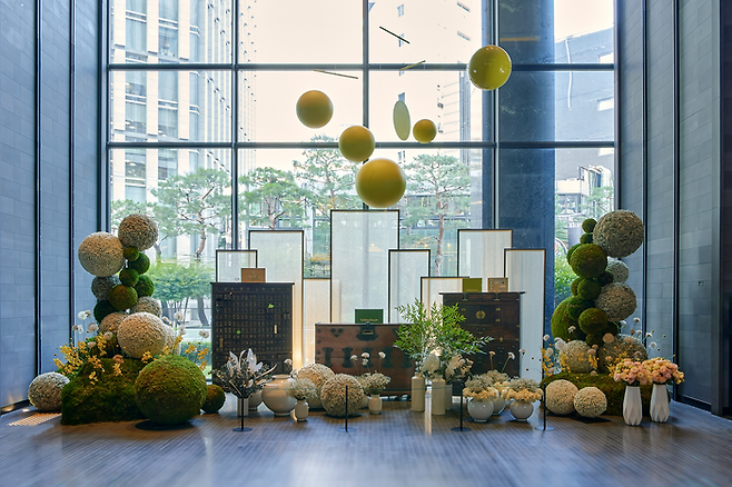 탈리타쿰과 협업 전시가 이뤄지고 있는 포시즌스 호텔 서울 메인 로비 [사진 제공 = 탈리다쿰]