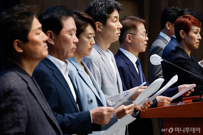 (서울=뉴스1) 안은나 기자 = 문재인 정부 청와대 출신 김영배(왼쪽부터), 정태호, 고민정, 윤건영, 민형배, 이용선, 진성준 더불어민주당 의원이 16일 오후 서울 여의도 국회 소통관에서 검찰의 문재인 전 대통령 계좌 추적 관련 기자회견을 하고 있다. 2024.8.16/뉴스1  Copyright (C) 뉴스1. All rights reserved. 무단 전재 및 재배포,  AI학습 이용 금지. /사진=(서울=뉴스1) 안은나 기자