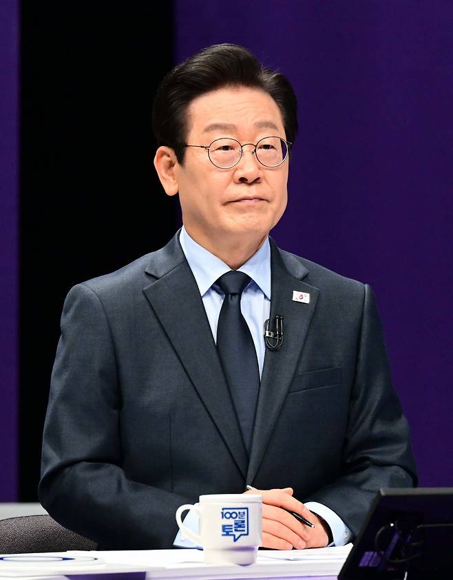 이재명 더불어민주당 당대표 후보. 사진은 지난 13일 서울 마포구 상암동 MBC신사옥 스튜디오에서 열린 당대표 후보 방송토론회를 준비하는 모습. [연합]