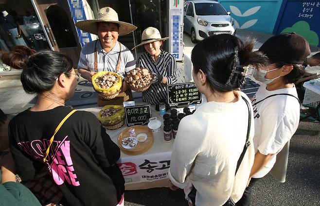 [강릉=뉴시스] 이순철 기자 = 시민들이 광복절 연휴인 15일 강원 강릉시 강릉문화유산야행 저잣거리 장터에서 (주)대관령송암버섯의 송이향 표고버섯 제품을 구경하고 있다. 제12회 강릉문화유산야행은 15~17일 서부시장, 강릉대도호부관아 일원에서 밤의 문화시장, 밤의 먹거리 등 8가지 테마로 개최된다. 2024.08.15. grsoon815@newsis.com *재판매 및 DB 금지