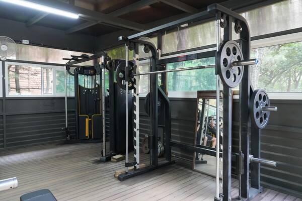 용왕산 산스장 내 스미스 머신의 모습