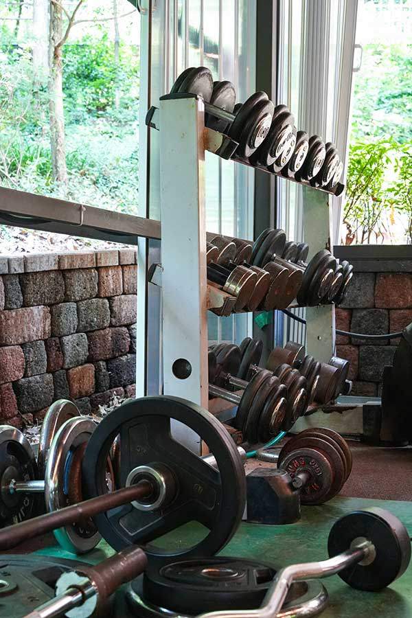 프리웨이트를 할 수 있는 구역이 조그맣게 있다.