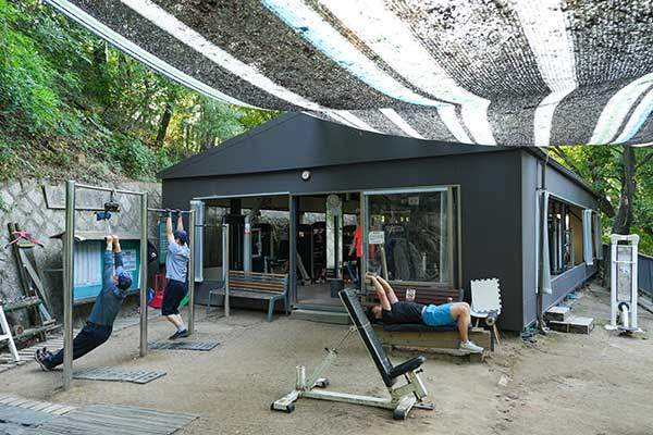 야외와 내부 운동 공간이 있다.