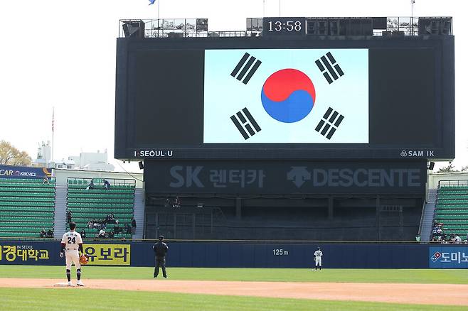 ▲ 잠실구장 전광판에 태극기가 표출되고 있다. 사진은 2019년 당시 두산의 홈 경기 장면이다. ⓒ두산 베어스