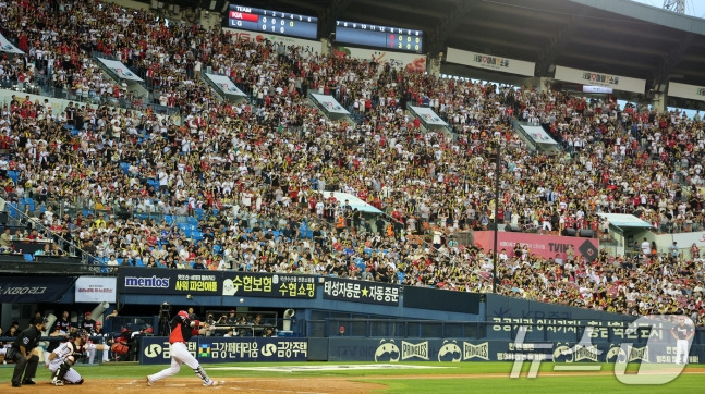 7월 10일 오후 서울 송파구 잠실야구장에서 열린 프로야구 '2024 신한 SOL 뱅크 KBO리그' KIA 타이거즈와 LG 트윈스의 경기, 3루 KIA 응원단이 열정적인 응원을 펼치고 있다. /사진=뉴스1