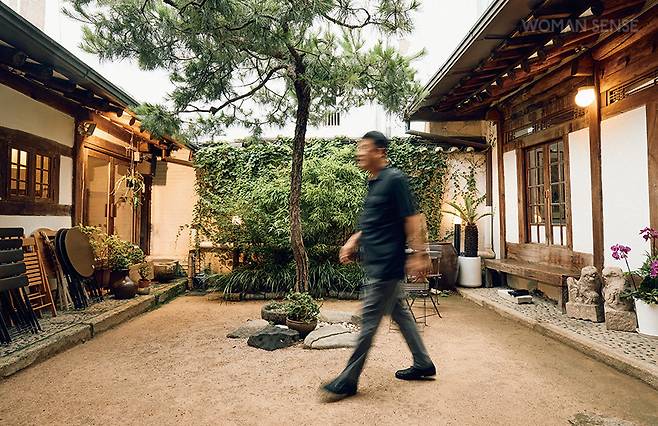 조용헌 교수는…  원광대학교 동양학대학원 교수 역임, 현재 건국대학교 문화콘텐츠학과 석좌교수 겸 조선일보 칼럼니스트로 활동하고 있다. 20대 초반부터 40년간 스승, 도사, 고수들과 교류하며 유불선을 비롯해 동양 사상, 동서양 고전과 영사서 등을 섭렵했다. 분야를 막론하고 현대인의 고민을 간파, 그에 맞는 해결법을 제시하는 저술가로 통한다. 저서로는 <조용헌의 인생독법> <조용헌의 도사열전> <조용헌의 고수기행> <조용헌의 휴휴명당> <조용헌의 사주명리학 이야기> <동양학을 읽는 월요일> <조용헌의 내공> 등이 있다.