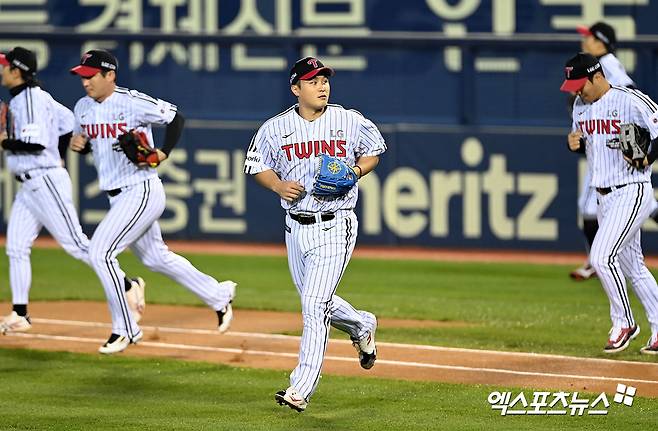 8일 오후 서울 송파구 잠실야구장에서 열린 '2023 신한은행 SOL KBO 포스트시즌' KT 위즈와 LG 트윈스의 한국시리즈 2차전 경기, 1회초 LG 선발투수 최원태가 마운드로 향하고 있다. 엑스포츠뉴스 DB