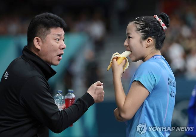 신유빈, 경기 전 먹는 바나나 (파리=연합뉴스) 김인철 기자 = 2일(현지시간) 프랑스 파리 사우스 파리 아레나에서 열린 2024 파리올림픽 탁구 여자 단식 4강전에서 한국 신유빈이 중국 천멍을 상대하기 앞서 바나나를 먹고 있다. 2024.8.2 yatoya@yna.co.kr