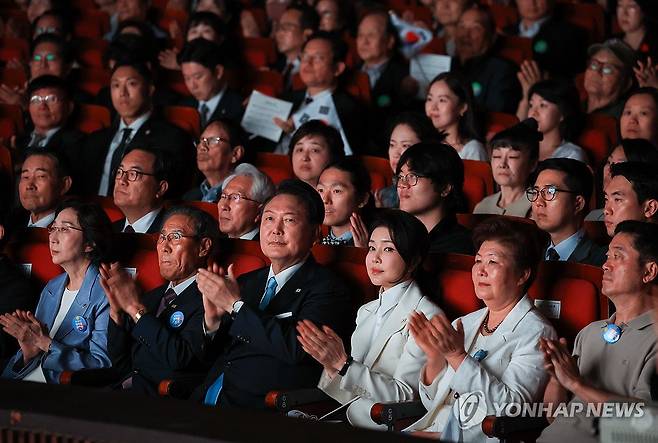 윤석열 대통령 부부, 제79주년 광복절 경축식 참석 (서울=연합뉴스) 진성철 기자 = 윤석열 대통령과 김건희 여사가 15일 서울 종로구 세종문화회관에서 열린 제79주년 광복절 경축식에 참석해 박수치고 있다.  2024.8.15   [대통령실 제공. 재판매 및 DB 금지] zjin@yna.co.kr