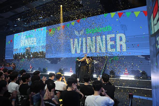 '대운동회 그랑프리' 우승팀 '세피로스'가 트로피를 들어올리고 있다(제공=넥슨).