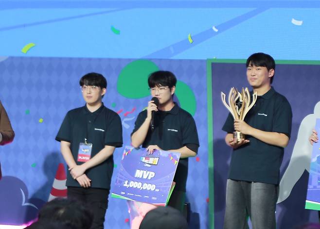 MVP 선정 소감을 전하는 '세피로스'의 '류나타'(가운데)(제공=넥슨).