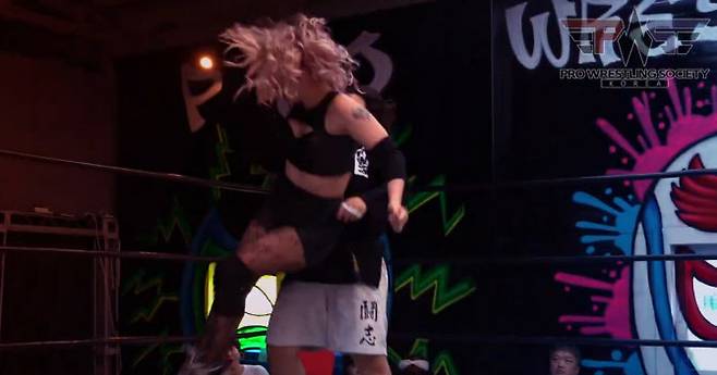프로레슬러 포이즌 로즈가 상대 선수에게 기술을 걸고 있다. 사진=PWS 경기 장면 캡처