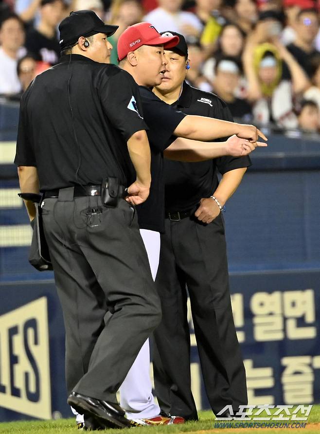 8회말 3루심의 노스윙 판정에 잔뜩 뿔이난 이범호 감독의 항의