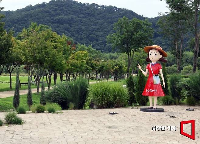 울산 태화강 국가정원에 서 있는 울산 관광 마스코트 '울산큰애기'상. 사진=허영한 기자