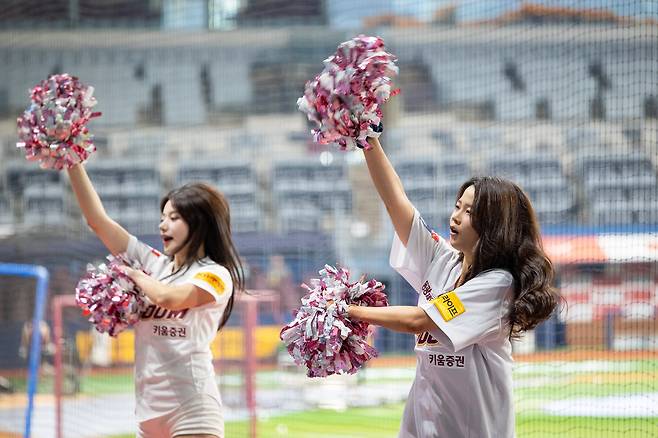 키움 응원단은 단장과 부단장, MC를 포함해 총 10명. 이중 이날 경기 응원에 나서는 4명이 날 맞았다. /이건송 영상미디어 기자