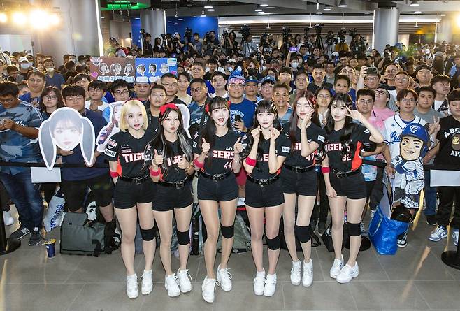 지난달 대만 야구팀 푸방 타이거즈 홈구장을 찾은 한국의 기아 타이거즈 치어리더 팀이 환영 인파에 둘러싸여 있다. /푸방 타이거즈