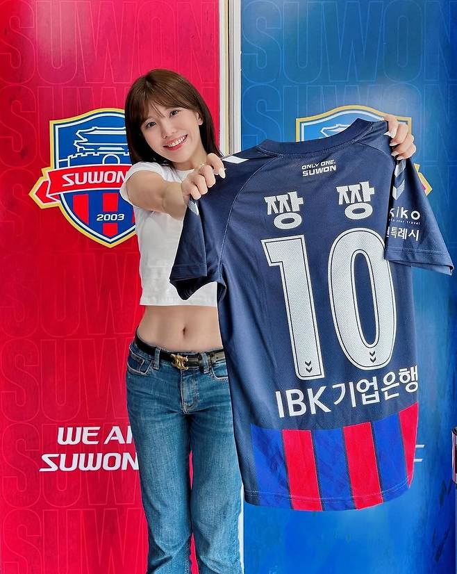 대만 치어리더 최초로 올해 한국 무대에 데뷔한 '짱짱'이 축구팀 수원FC 유니폼을 들어보이고 있다. /인스타그램