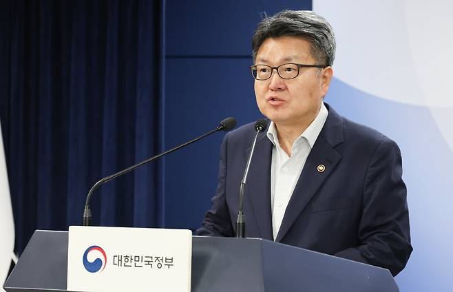 오석환 교육부 차관이 14일 서울 종로구 정부서울청사에서 24년 2학기 전체 초등학교에 늘봄학교 도입 브리핑을 하고 있다. 뉴스1