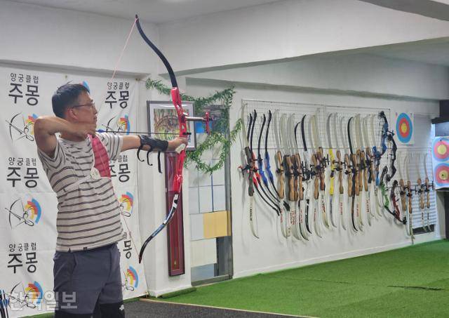 13일 오후 서울 구로구의 한 양궁학원. 박영록(44)씨가 과녁을 향해 활 시위를 팽팽히 당기고 있다. 김태연 기자