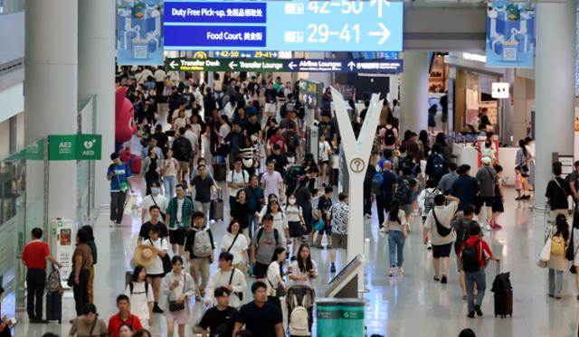 7월 30일 오전 인천국제공항 1터미널 면세구역이 여행객으로 붐비고 있는 모습. 뉴시스