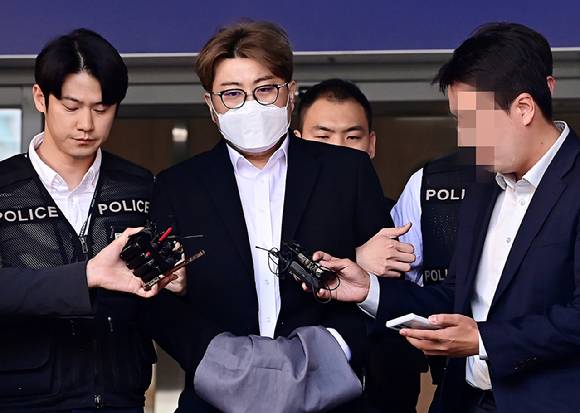 가수 김호중이 31일 오전 서울 강남경찰서에서 구치소로 이감되고 있다. [사진=곽영래 기자]