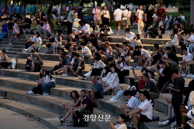 열대야가 계속된 16일 밤 서울 서초구 반포한강공원을 찾은 시민들이 강가에서 더위를 식히고 있다. 서울에서는 지난달 21일부터 이날까지 가장 긴 27일째 열대야가 이어지고 있다. 문재원 기자