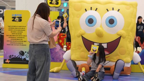 지난 12일 ‘스폰지밥 25주년 기념’ 팝업스토어를 즐기고 있는 방문객의 모습. 박혜원PD