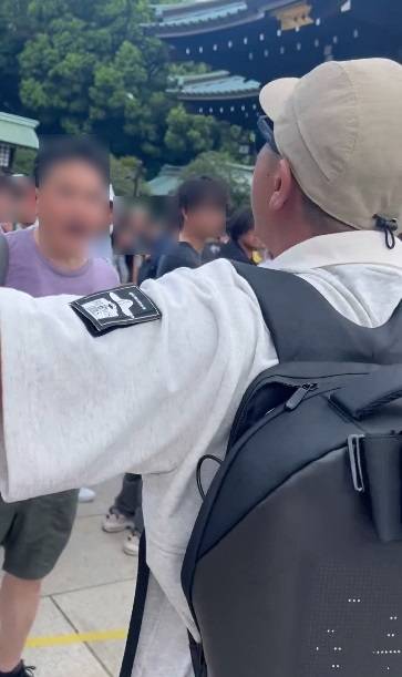 지난 15일 일본 야스쿠니 신사 앞에서 일본의 사죄를 촉구하는 중국인을 향해 고성을 지르는 일본인 참배객. 엑스 영상 캡처