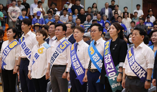 지난 11일 열린 더불어민주당 당 대표·최고위원 후보자 합동연설회에서 김병주(오른쪽부터)·강선우·정봉주·민형배·김민석·이언주·한준호·전현희 최고위원 후보가 애국가를 제창하고 있다. 연합뉴스