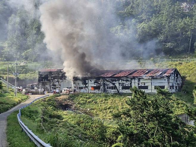 [여수=뉴시스] 17일 오전 6시40분께 여수시 삼산면 손죽도 내 쓰레기 소각장에서 불이 나 소방 당국에 의해 5시간30분만에 꺼졌다. (사진=여수소방 제공) 2024.08.17. photo@newsis.com *재판매 및 DB 금지