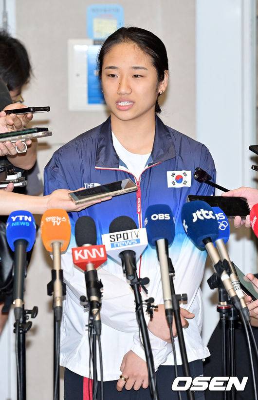 [OSEN=인천공항, 민경훈 기자] 2024 파리 올림픽 배드민턴 대표팀이 7일 오후 인천국제공항을 통해 귀국했다.세계랭킹 1위 안세영은 지난 5일(한국시간) 프랑스 파리 포르트 드 라 샤펠 경기장에서 열린 2024 파리 올림픽 배드민턴 여자 단식 결승전에서 세계랭킹 9위 허빙자오(중국)를 2-0(21-13, 21-16)으로 꺾고 우승을 차지하며 금메달을 목에 걸었다.&nbsp;또한 김원호와 정나은은 배드민턴 혼합복식에서 은메달을 획득했다.한편, 안세영은 경기 후 대한배드민턴협회의 선수 부상관리, 선수 육성 및 훈련방식, 협회의 의사결정 체계, 대회출전 등에 대한 문제점을 지적하는 폭탄 발언으로 눈길을 끌었다.&nbsp;안세영이 입국장을 통과한 후 인터뷰를 하고 있다. 2024.08.07 /rumi@osen.co.kr