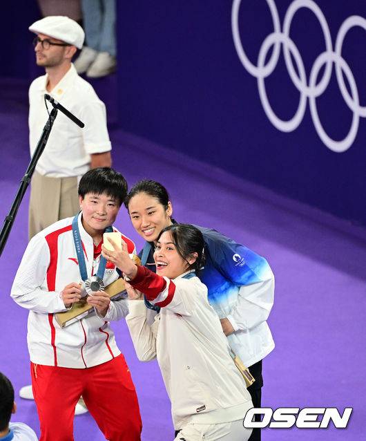 [OSEN=파리(프랑스), 최규한 기자] 5일(한국시간) '셔틀콕 여제' 안세영(22, 삼성생명)이 꿈에 그리던 올림픽 금메달을 목에 걸었다.세계 랭킹 1위 안세영은&nbsp;5일 오후(이하 한국시간) 프랑스 파리 포르트 드 라샤펠 경기장에서 열린 2024 파리올림픽 배드민턴 여자 단식 결승전에서 랭킹 9위 허빙자오(중국)를 2-0으로 꺾고 금메달을 획득 했다. &nbsp;금메달 한국 안세영(가운데)와 은메달 중국 허빙자오, 동메달 인도네시아 툰중이 시상대에서 기념촬영을 있다. 2024.08.05 / dreamer@osen.co.kr