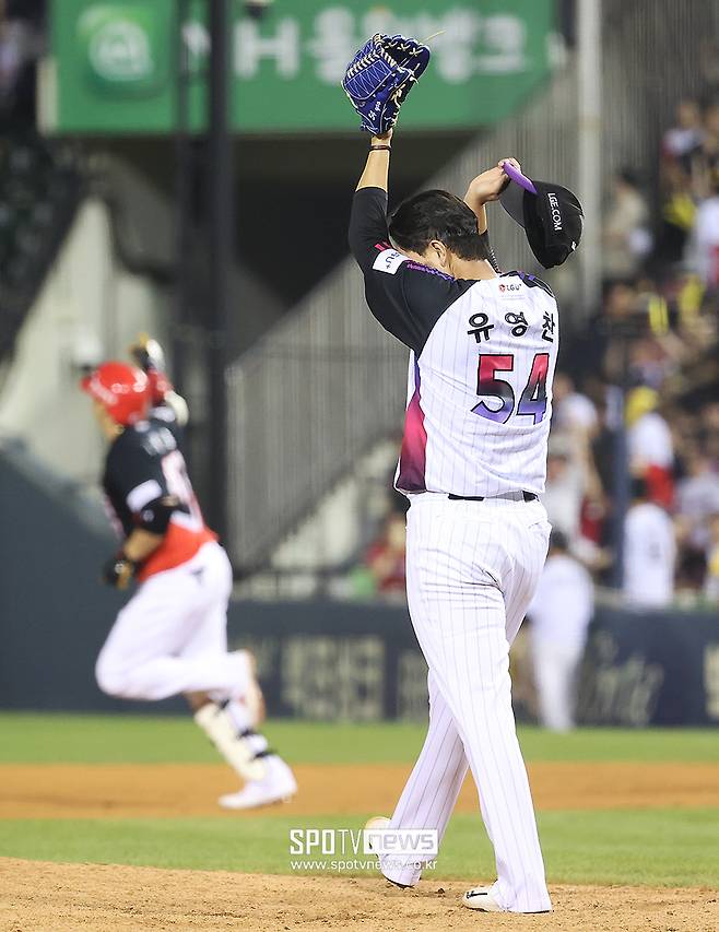 ▲ LG 마무리 유영찬은 16일 잠실 KIA전에서 2-0 리드를 지키지 못하고 블론세이브와 패전을 안았다. 9회 1사 3루에서는 나성범에게 역전 2점 홈런을 허용했다. ⓒ곽혜미 기자