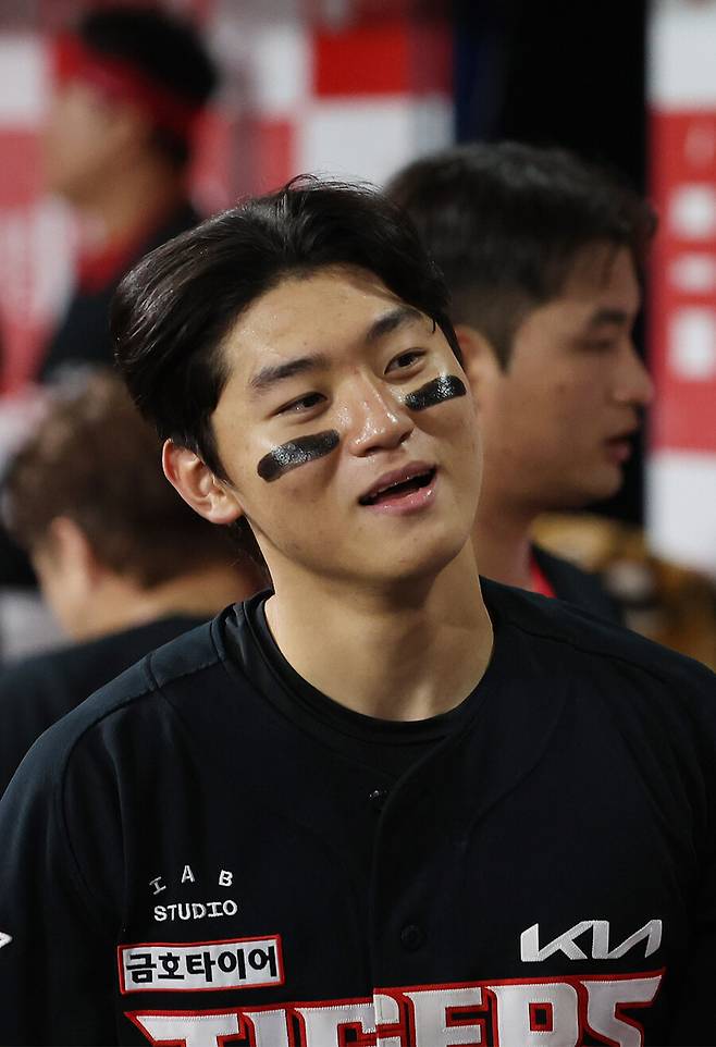 ▲ (서울=연합뉴스) 이지은 기자 = 15일 오후 서울 구로구 고척스카이돔에서 열린 프로야구 KIA와 키움의 경기. 5회초 1사 1루 상황에서 KIA&nbsp;김도영이 투런홈런을 치며 30홈런-30도루 최연소 기록을 달성, 더그아웃으로 들어와 미소를 짓고 있다. ⓒ연합뉴스