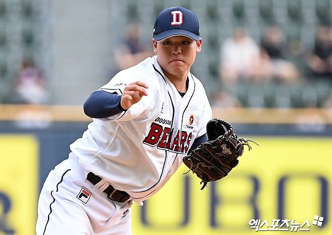 25일 오후 서울 송파구 잠실야구장에서 열린 '2024 신한 SOL Bank KBO리그' 키움 히어로즈와 두산 베어스의 경기, 1회초 두산 선발투수 시라카와가 공을 힘차게 던지고 있다. 엑스포츠뉴스 DB