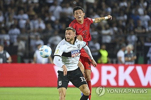 바이에른 뮌헨이 17일 독일 올름 도나우 슈타디온에서 열린 SSV 울름 1846과의 독일축구연맹(DFB) 포칼 1라운드 맞대결에서 4-0 대승을 거두며 산뜻한 출발을 알렸다. 김민재는 이날 다요 우파메카노와 중앙 수비수로 선발 출전, 풀타임 활약하며 무실점 승리에 기여했다. 연합뉴스