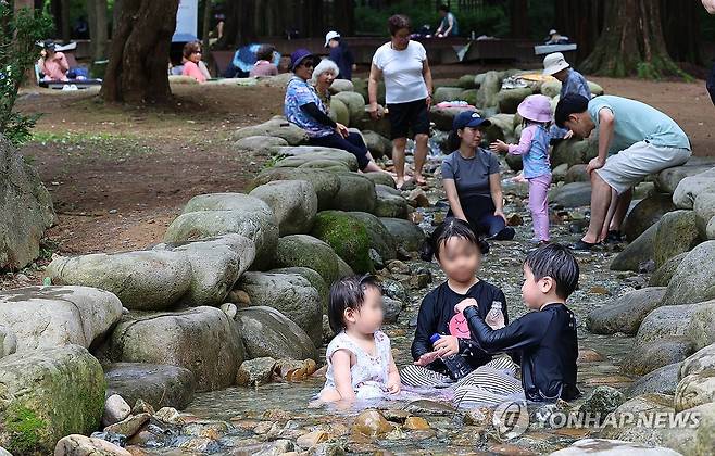 폭염 속 개울 숲 찾은 시민들 (인천=연합뉴스) 임순석 기자 = 폭염이 이어지고 있는 16일 오후 인천 남동구 인천대공원 개울 숲을 찾은 시민들이 개울에 발을 담그고 더위를 식히고 있다. 2024.8.16 soonseok02@yna.co.kr