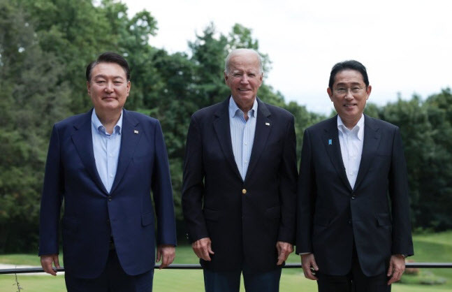 윤석열 대통령과 조 바이든 미국 대통령, 기시다 후미오 일본 총리가 18일 캠프데이비드 정상회의 1주년을 맞아 3국 협력과 관련한 공동 성명을 발표했다. 사진은 지난해 18일(현지시각) 윤석열 대통령이 메릴랜드주 미국 대통령 별장 캠프 데이비드에서 열린 한미일 정상 오찬에서 조 바이든 미국 대통령, 기시다 후미오 일본 총리와 기념촬영하는 모습(사진=뉴시스)