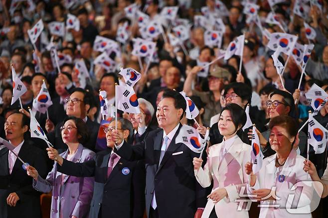 윤석열 대통령과 김건희 여사가 15일 서울 종로구 세종문화회관에서 열린 제79주년 광복절 경축식에서 태극기를 흔들고 있다. (대통령실 제공) 2024.8.15/뉴스1 ⓒ News1 송원영 기자