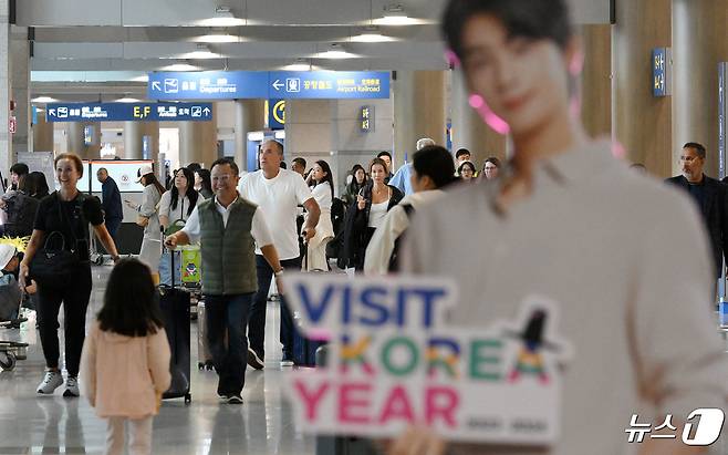 한국방문의해 환영주간 첫날인 26일 오전 인천국제공항 제 1터미널입국장에 외국인 관광객이 입국하고 있다. (공동취재) 2024.4.26/뉴스1 ⓒ News1 권현진 기자