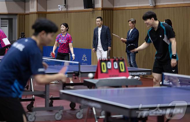 7일 오후 서울 금천구 독산고등학교 탁구전용관에서 열린 ‘2024 연예인동호회리그’ 일반인 선발전에서 감독관들이 참가자들의 경기를 지켜보고 있다. 2024.7.7/뉴스1 ⓒ News1 이재명 기자