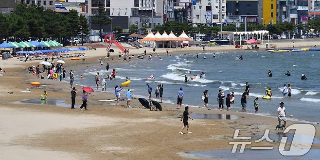 18일 경북 포항시 북구 영일대해수욕장 백사장에서 피서객들이 더위를 식히고 있다. 지난달 6일 개장한 포항지역 주요 해수욕장 7곳은 이날 모두 폐장했다. 2024.8.18/뉴스1 ⓒ News1 최창호 기자