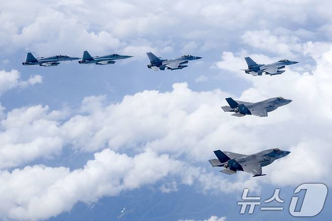 한미 전투기가 지난 24일 연합공중훈련을 하고 있다. 왼쪽부터 한국공군 F-5 2대, KF-16 2대, 미 해병대 F-35B 2대. 공군은 지난 23일부터 오는 8월 8일 수원기지에서 미 해병대 F/A-18 호넷(Hornet), F-35B와 연합공중훈련을하고 있다. (공군 제공) 2024.7.25/뉴스1