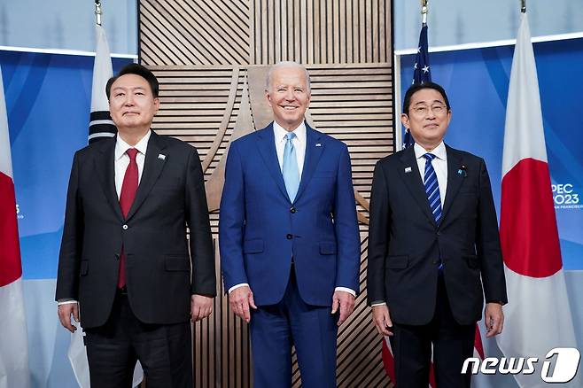 윤석열 대통령(왼쪽부터)과 조 바이든 미국 대통령, 기시다 후미오 일본 총리가 16일 오후(현지시간) 미국 샌프란시스코에서 아시아·태평양경제협력체(APEC) 정상회의 주간에 열린 한미일 정상 회동에서 기념 촬영하고 있다. ⓒ 로이터=뉴스1 ⓒ News1 안은나 기자