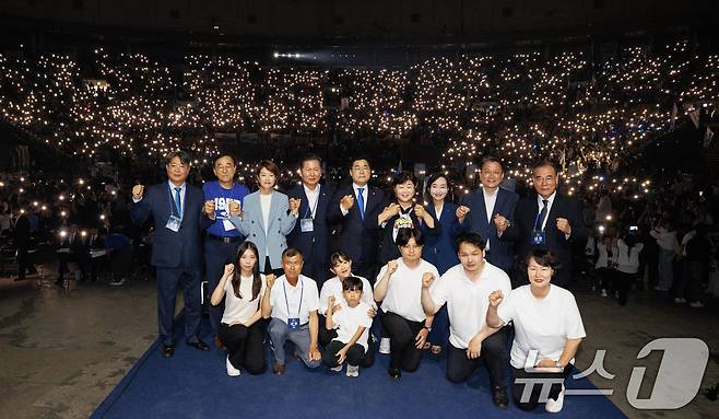 박찬대 더불어민주당 대표 직무대행 겸 원내대표와 지도부 및 당원들이 18일 오후 서울 송파구 올림픽공원 KSPO돔에서 열린 제1차 정기전국당원대회에서 당원주권 비전선포식 퍼포먼스를 하고 있다.(공동취재) 2024.8.18/뉴스1 ⓒ News1 김민지 기자